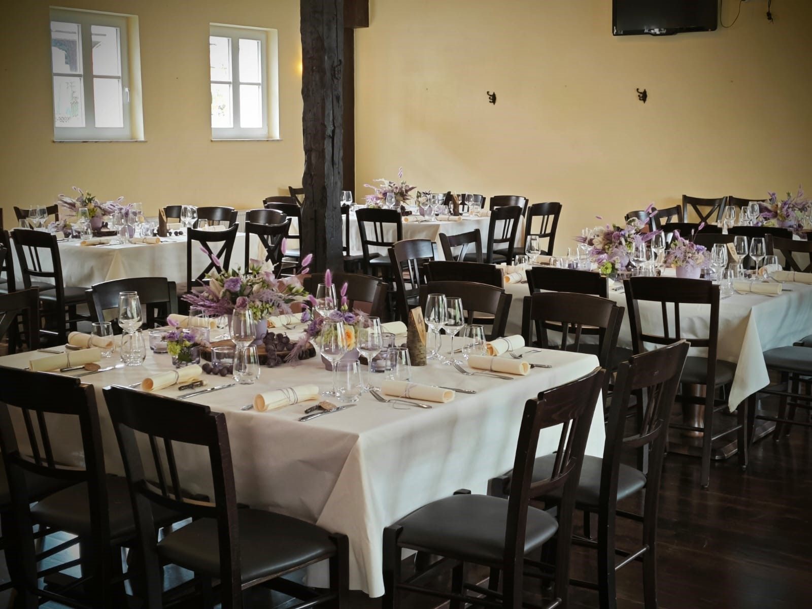 Festlich gedeckte Hochzeitstafel mit Lavendel und Kerzen im Saal des Weilerhofs Hürth