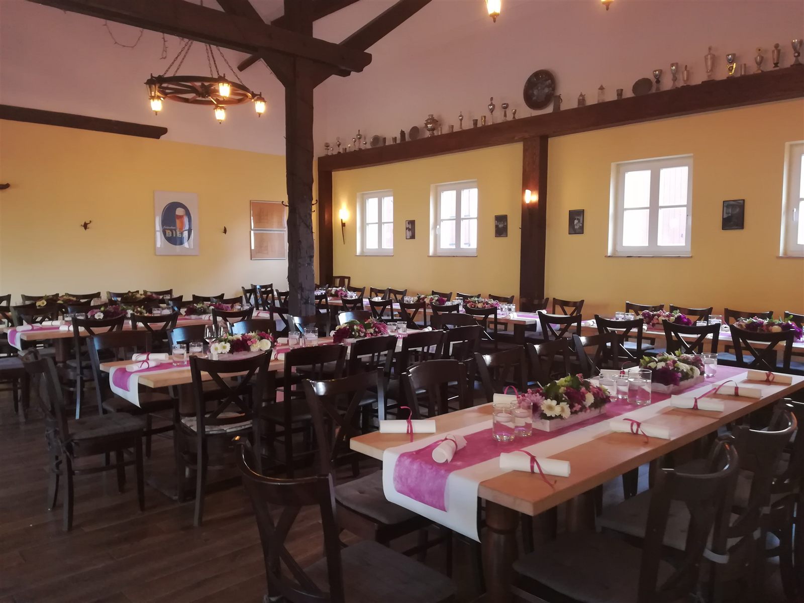 Rustikaler Saal des Weilerhofs mit Pokalen und rheinischer Bierkultur