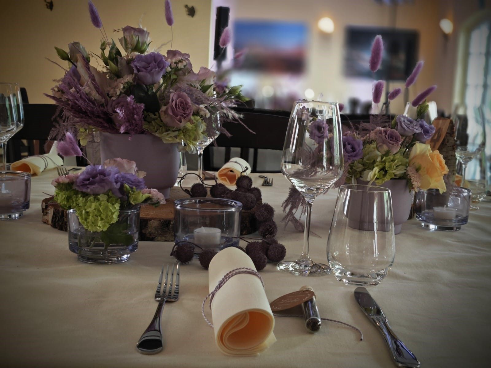 Tischdekoration mit Lavendelblüten und Kerzen für eine Hochzeit im Weilerhof