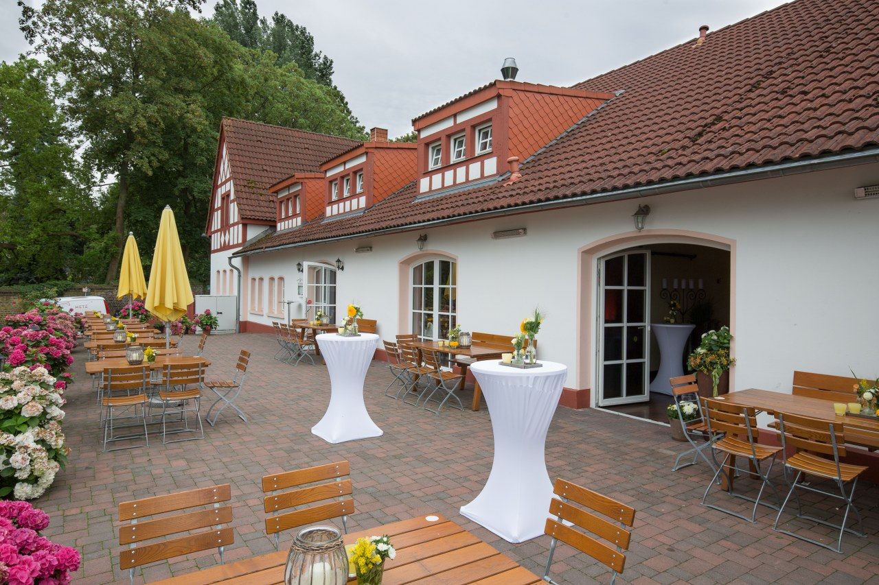 Firmenevent und Sommerfest auf der Terrasse des Weilerhofs mit Stehtischen und Hortensien